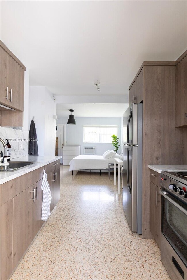 Building Photo - 2825 SW 3rd Ave