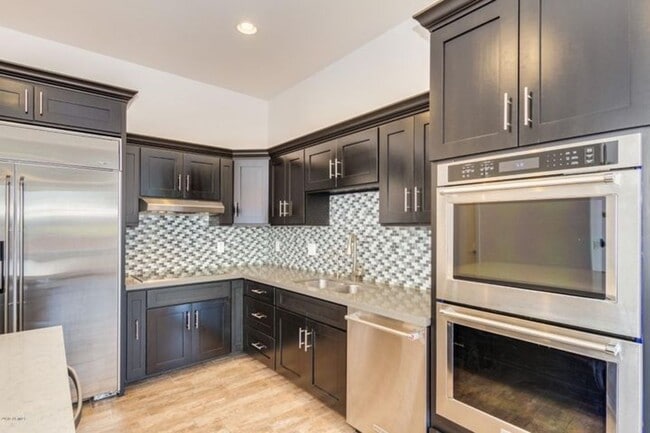 Building Photo - Beautiful 3bdrm 3 bath home with guest casita in desirable Whitton district