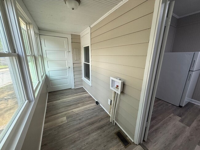 Building Photo - 708 Woodrow St S