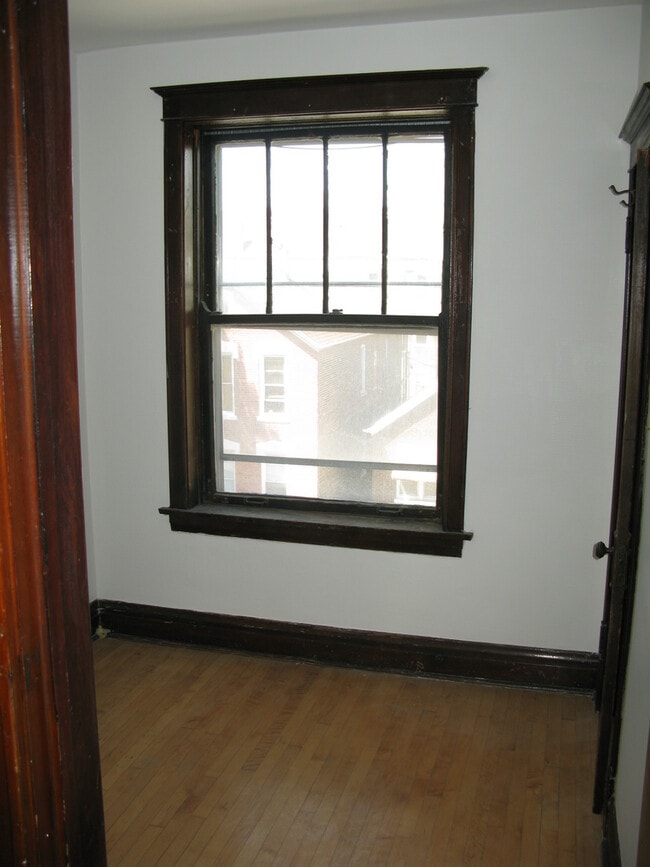 Building Photo - 3213 S Lituanica Ave