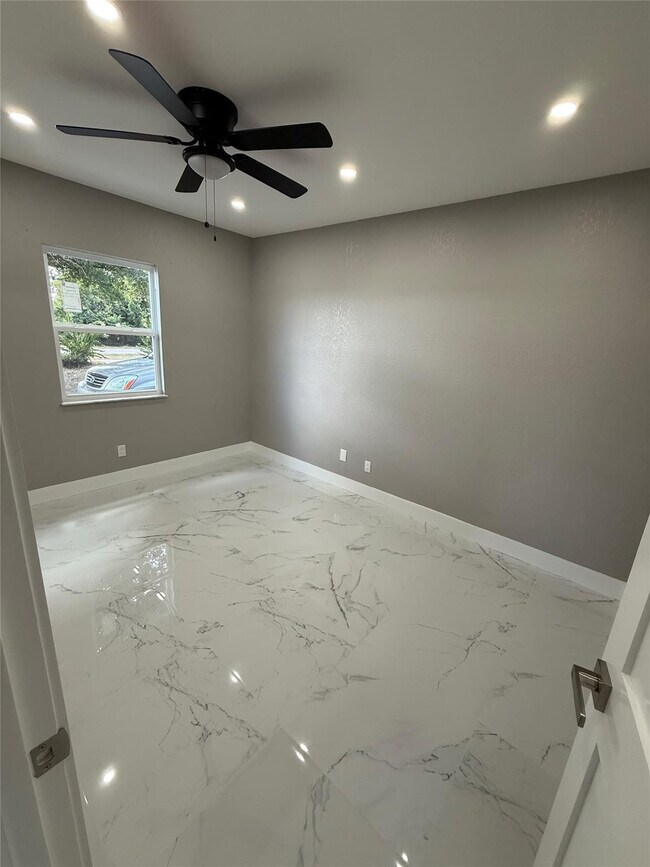 Building Photo - 603 N Sunset Ave