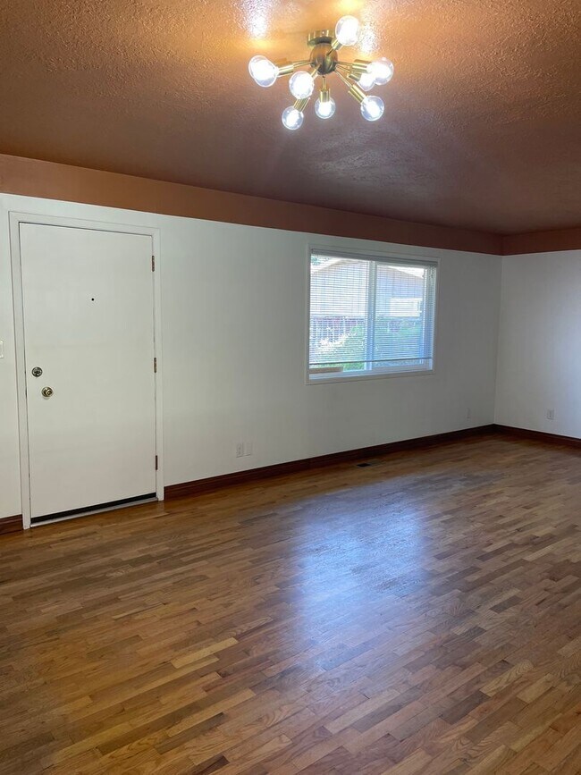 Building Photo - East Medford 3 Bedroom 2 Bathroom
