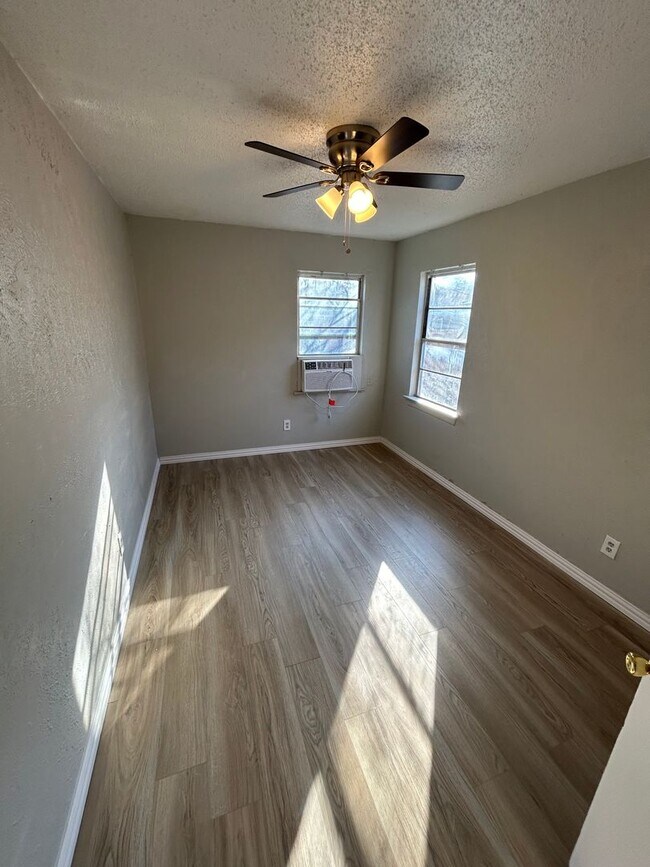 Building Photo - Discover the perfect home!