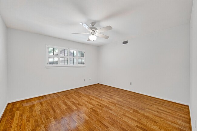 Building Photo - 6222 Creekbend Dr
