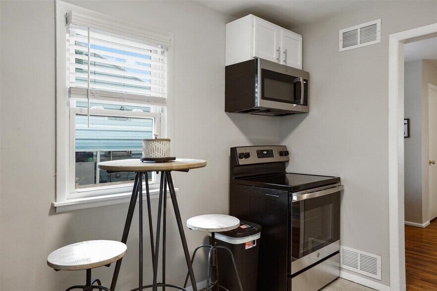 Building Photo - 903 N Gregory St