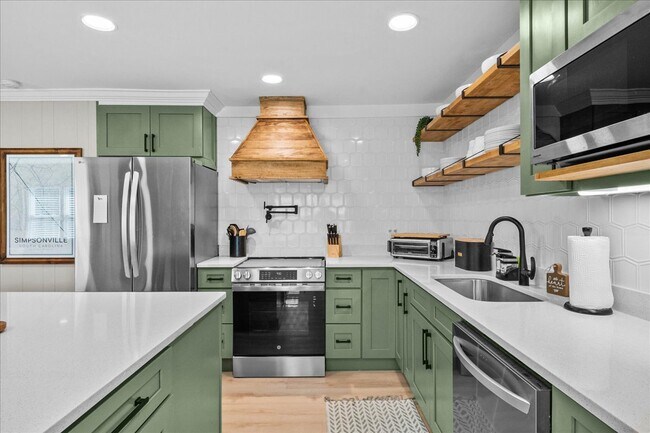 Building Photo - 103 Poinsettia Dr