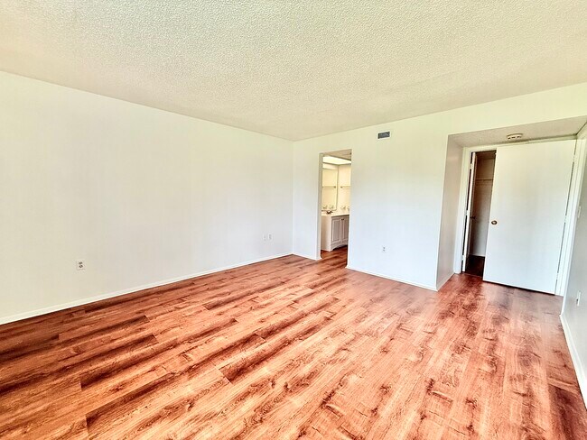 Building Photo - 141 Lakeside Dr