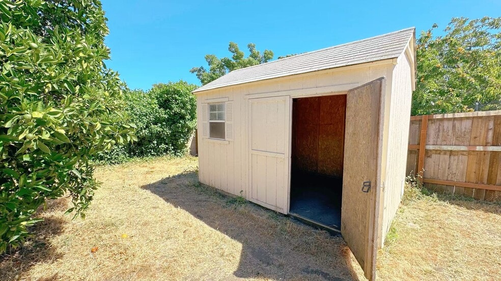 Building Photo - 215 Odessa Ave