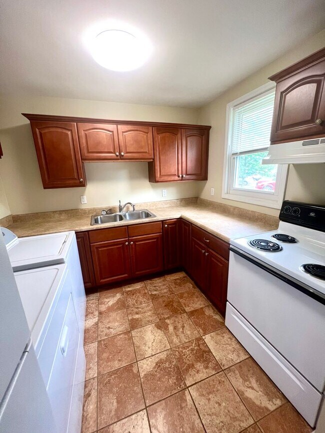 Building Photo - 2 Bedroom 1 Bath Culdesac Duplex in Inglewood for Rent.  It’s great!