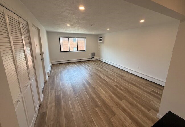 Building Photo - 10 Colonial Dr