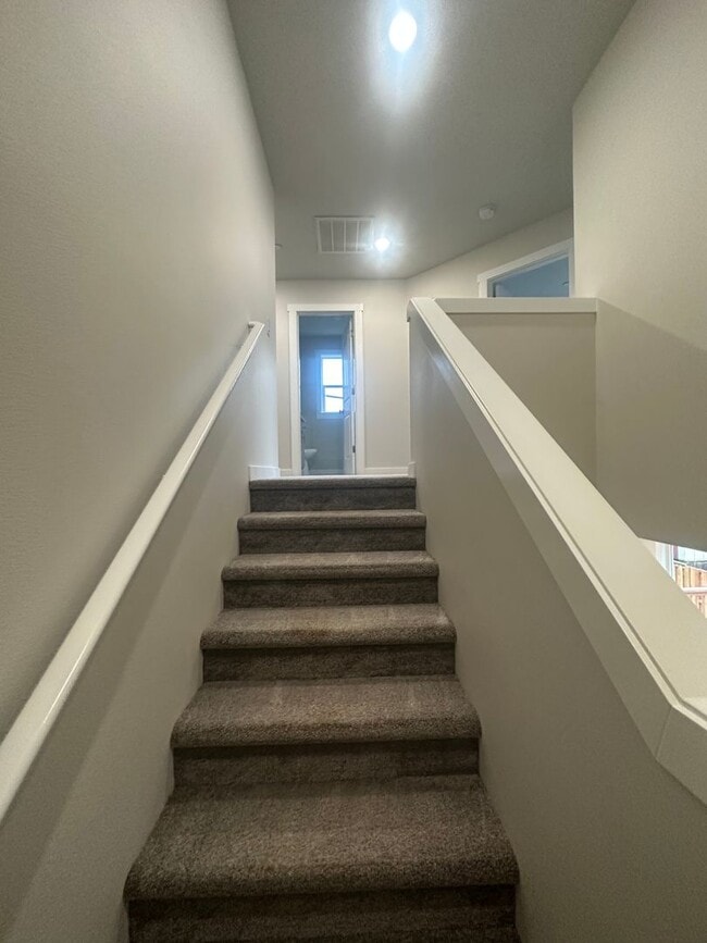 Building Photo - Newer low maintenance duplex in highly desired Camas area w/ great schools!