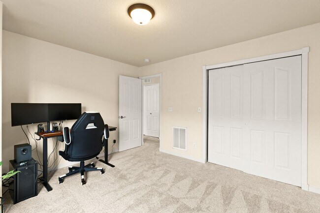 Building Photo - Westside Condo with Mountain Views, Upgrad...
