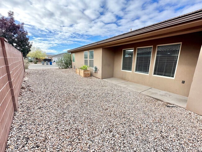 Building Photo - Desert Canyon Home!
