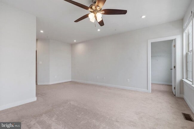 Building Photo - 5908 Etterbeek St