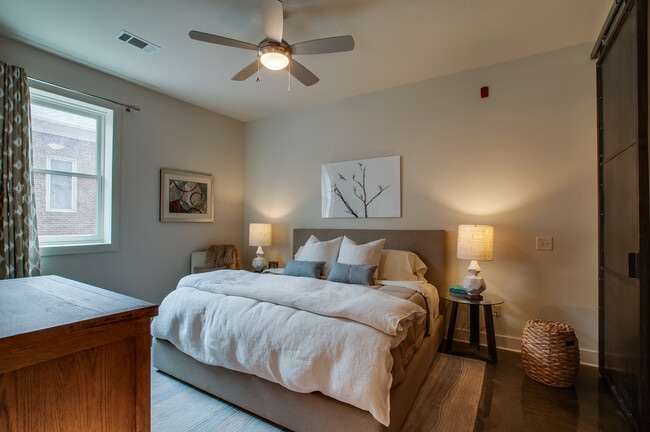 Building Photo - 210 30th Ave N