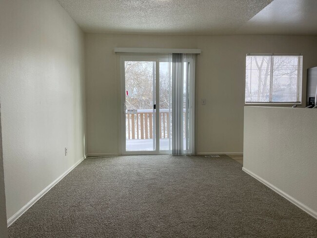 Building Photo - 3 bed 2 bath home on HUGE LOT!