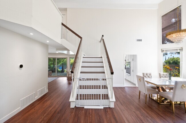 Building Photo - 124 Sequoia Ct