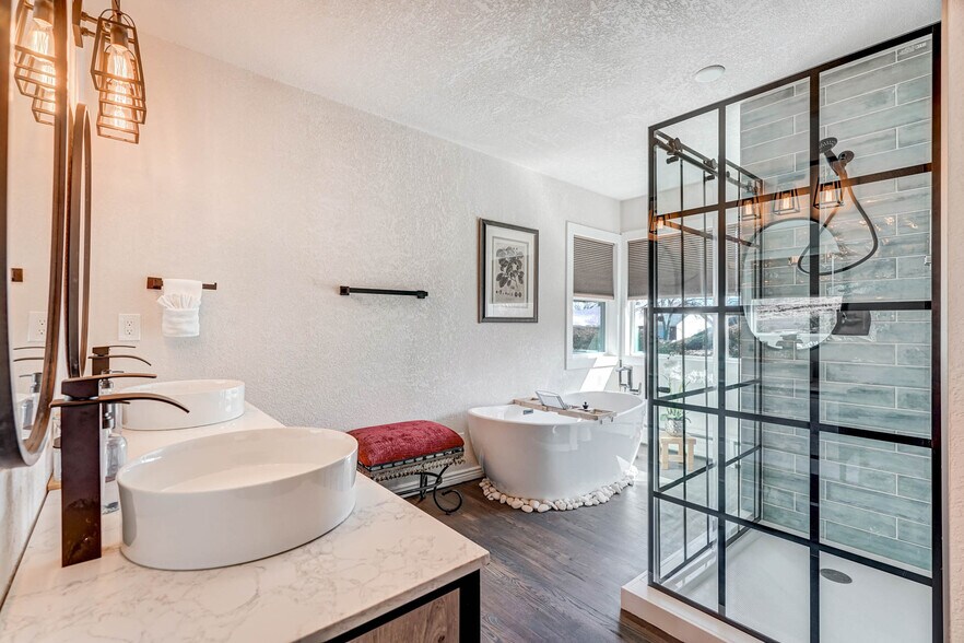 Oversized bathroom - 2022 Woodburn St