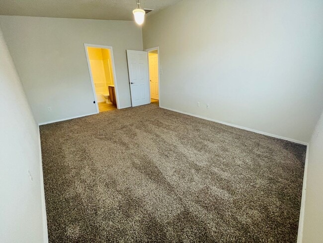 Building Photo - 3 bed 2 bath 1400 sq ft home