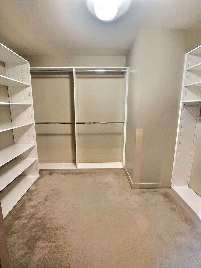 Building Photo - Fantastic 2 Bed/2Bath Penthouse with Panor...