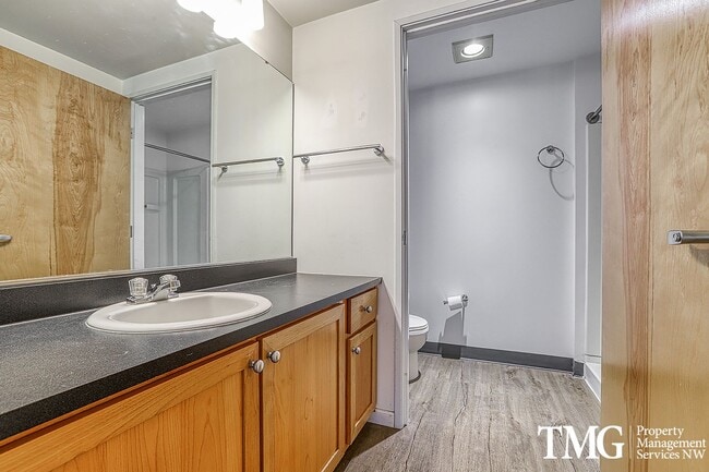 Building Photo - 2 Bed 2 Bath Downtown 3rd Floor Condo Wate...