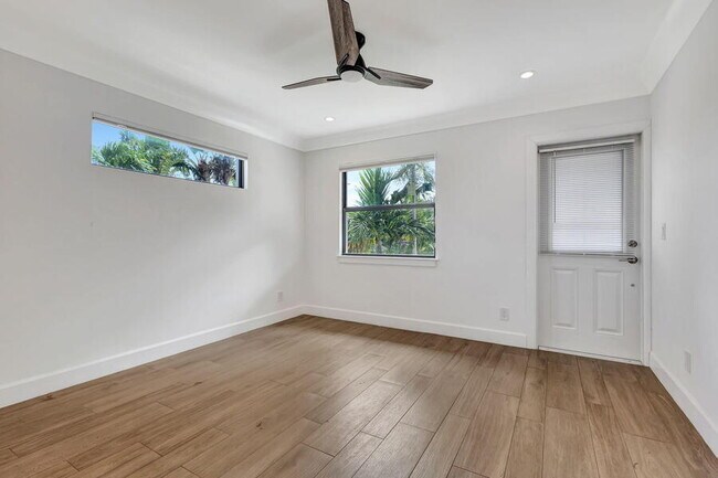 Building Photo - 400 Venice Dr