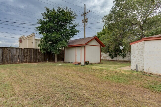 Building Photo - Charming Tuscany Villa block away from TTU