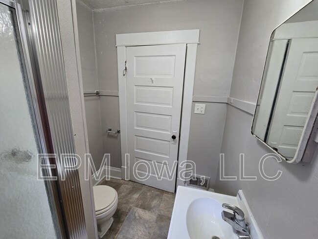 Building Photo - 408 1/2 Locust St