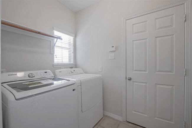 Building Photo - 131 Sunset Falls Dr