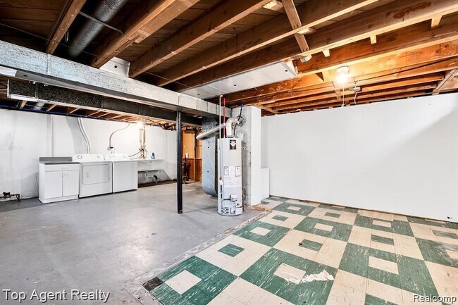 Building Photo - 881 Brooklawn Dr