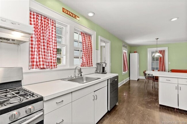 Building Photo - 61 Hillandale Rd