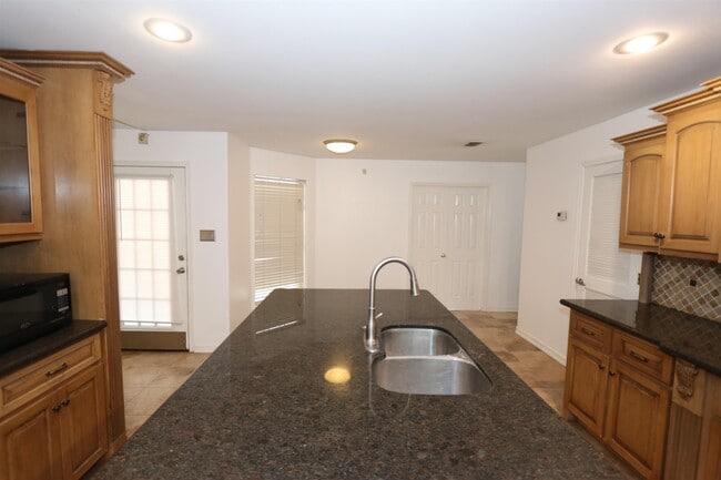 Building Photo - 609 St James Ct