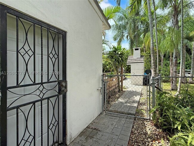 Building Photo - 3128 Coconut Grove Dr