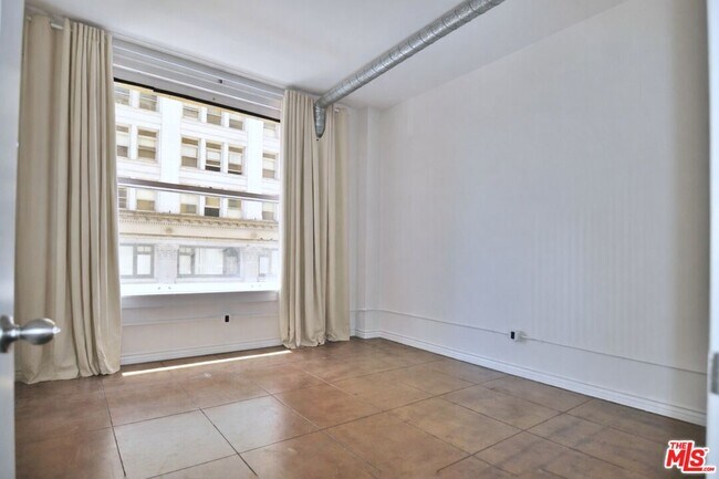 Building Photo - 215 W 7th St