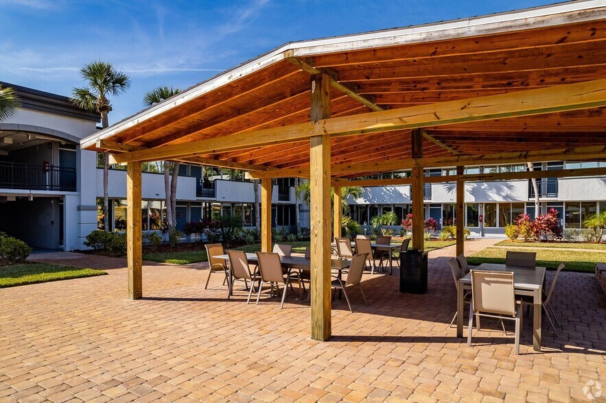 Building Photo - 2851 Maingate Village Cir