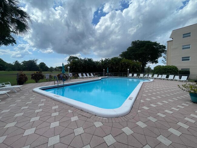 Building Photo - 1005 Country Club Dr