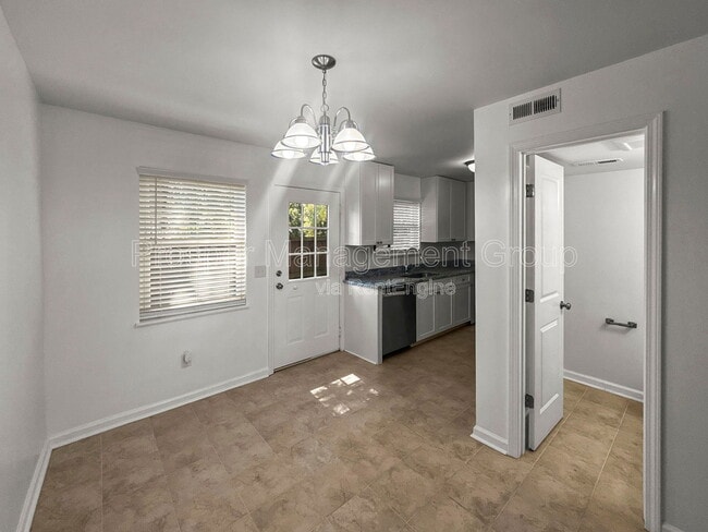 Building Photo - 415 Parkdale Dr