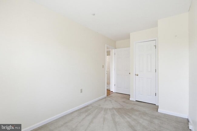 Building Photo - 206 N Towne Ct