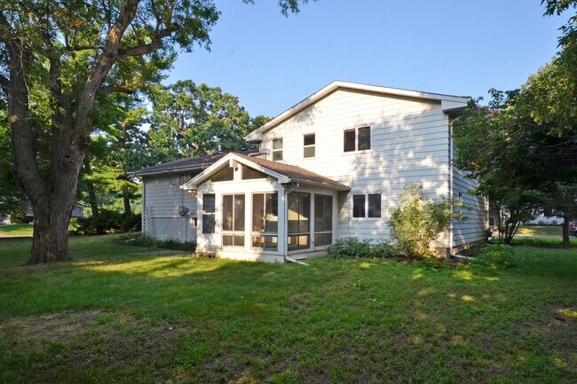 Building Photo - Spacious 5-Bed 3-Bath Home in Edina - Available Now!
