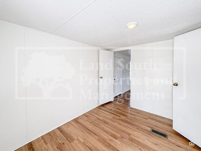 Building Photo - 1165 Meadow Lawn Street