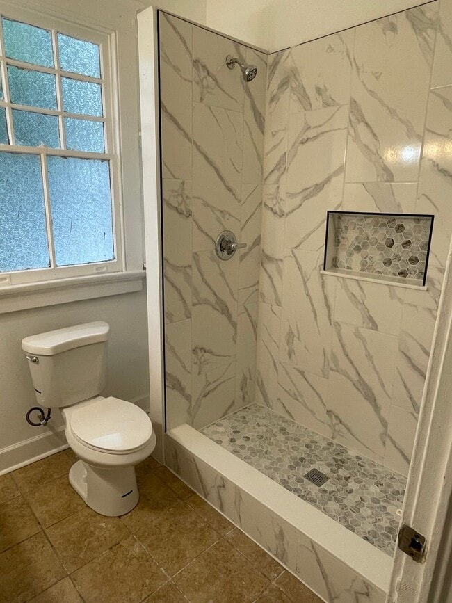 Building Photo - Huge 4BD/2.5BA with Sunroom and Backyard