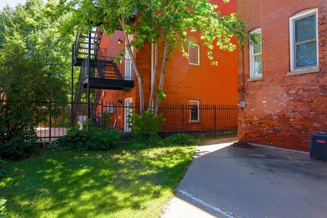 Building Photo - 715 S Claremont Ave
