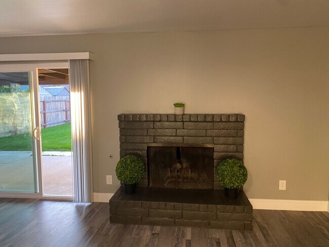 Building Photo - Gorgeous 3 BD 2 BA remodeled home availabl...