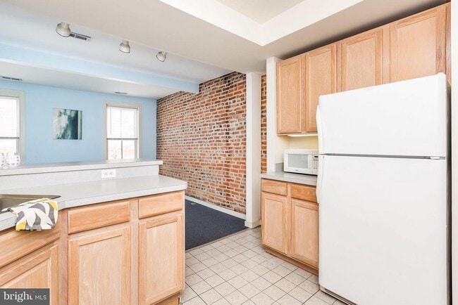 Building Photo - 906 S Charles St