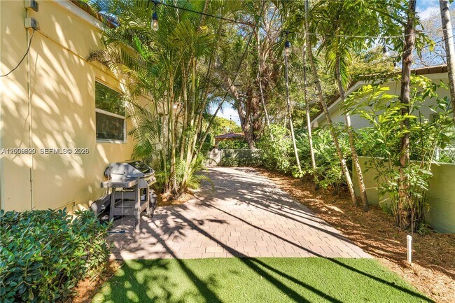 Building Photo - 414 Camilo Ave