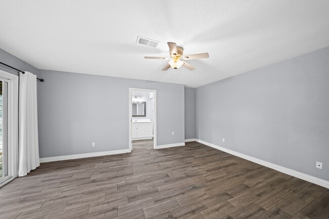 Building Photo - 8 Hideaway Dr