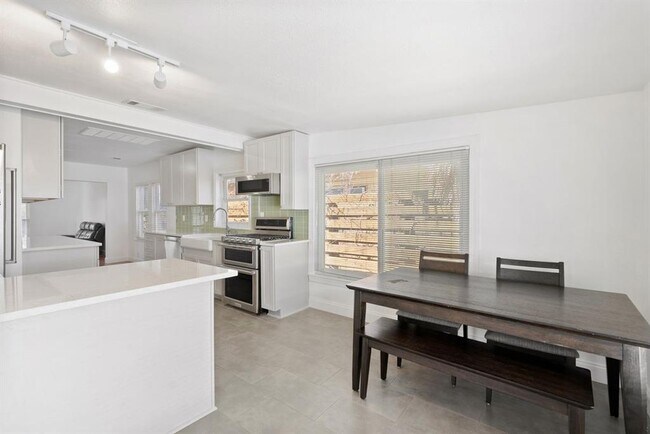 Building Photo - 906 E 43rd St