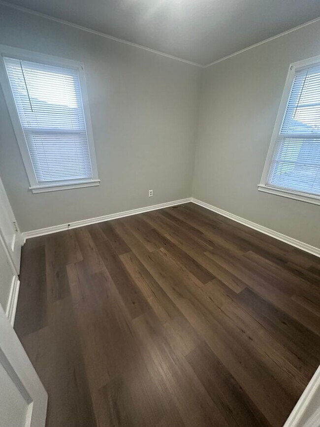 Building Photo - 2 Bedroom, 1 Bathroom House with Detached Garage