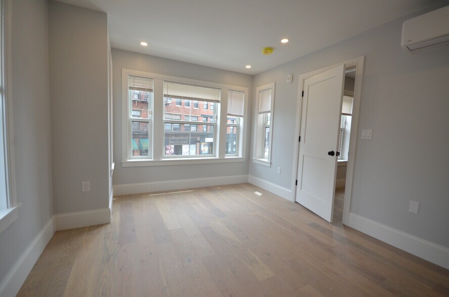 Building Photo - 369 Market St
