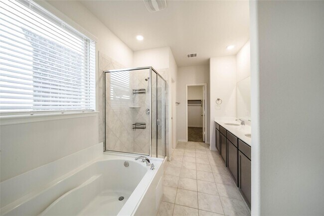 Building Photo - Elegant 4-bedroom 4-bath in McKinney